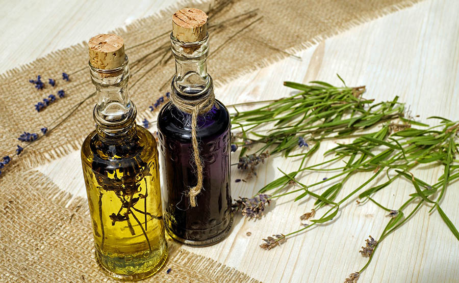 Egyiptomi parfümöktől egy véletlen levendula balesetig – az aromaterápia története